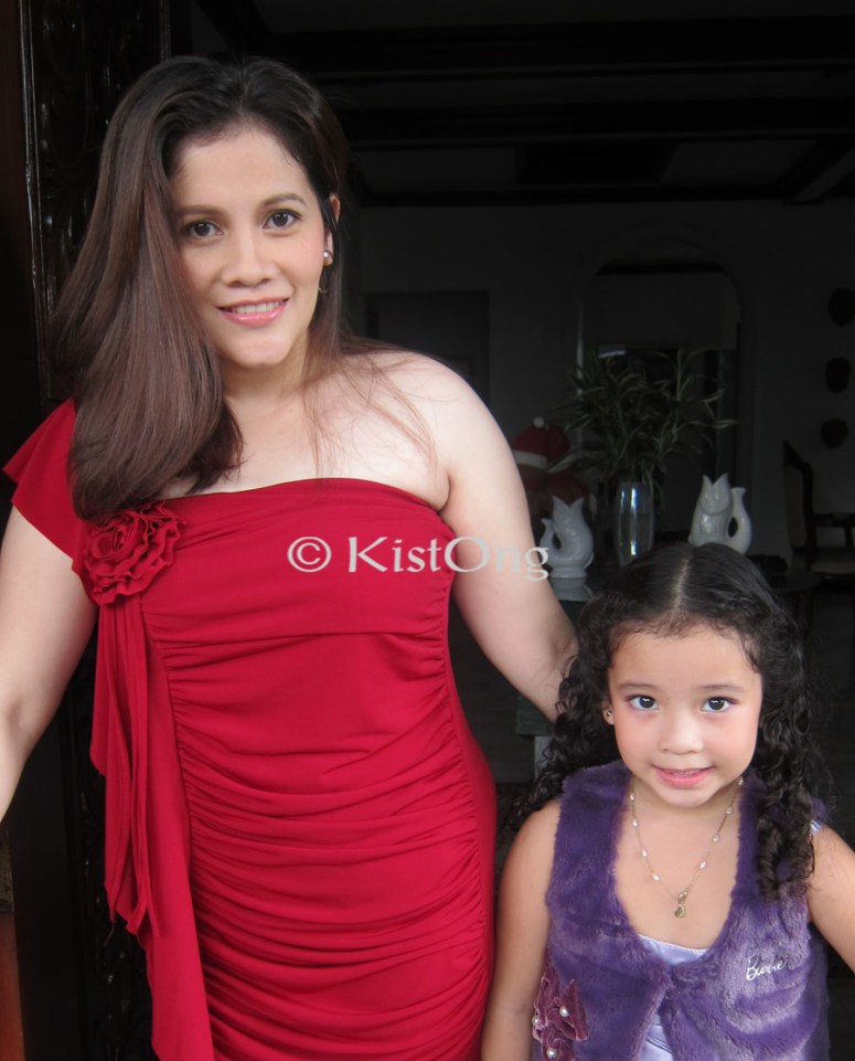 We think Tita Joy looks like Bea Alonzo here. Don't you think so, too? :)