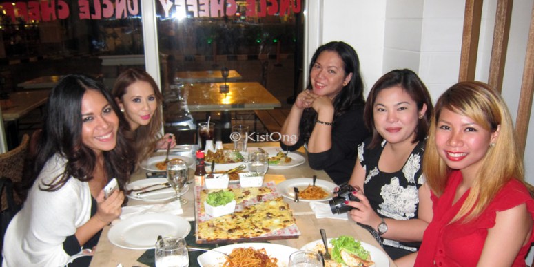 1eating-at-uncle-cheffys-burgos-circle