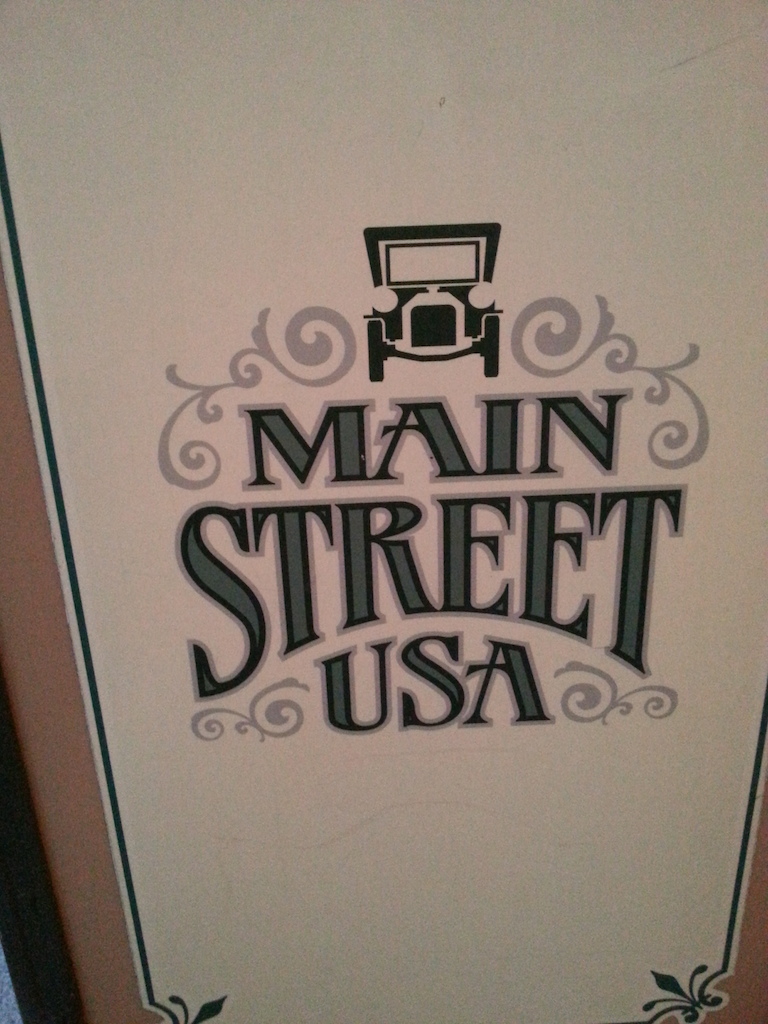 28mandatory hongkong disneyland photo