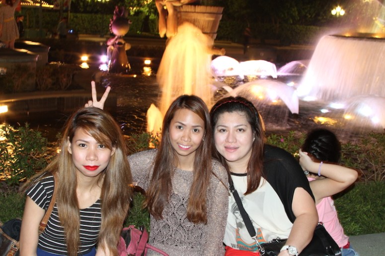 31mandatory hongkong disneyland photo