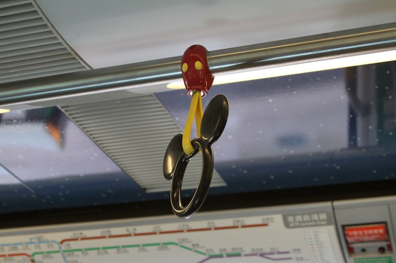 5details of the disney train