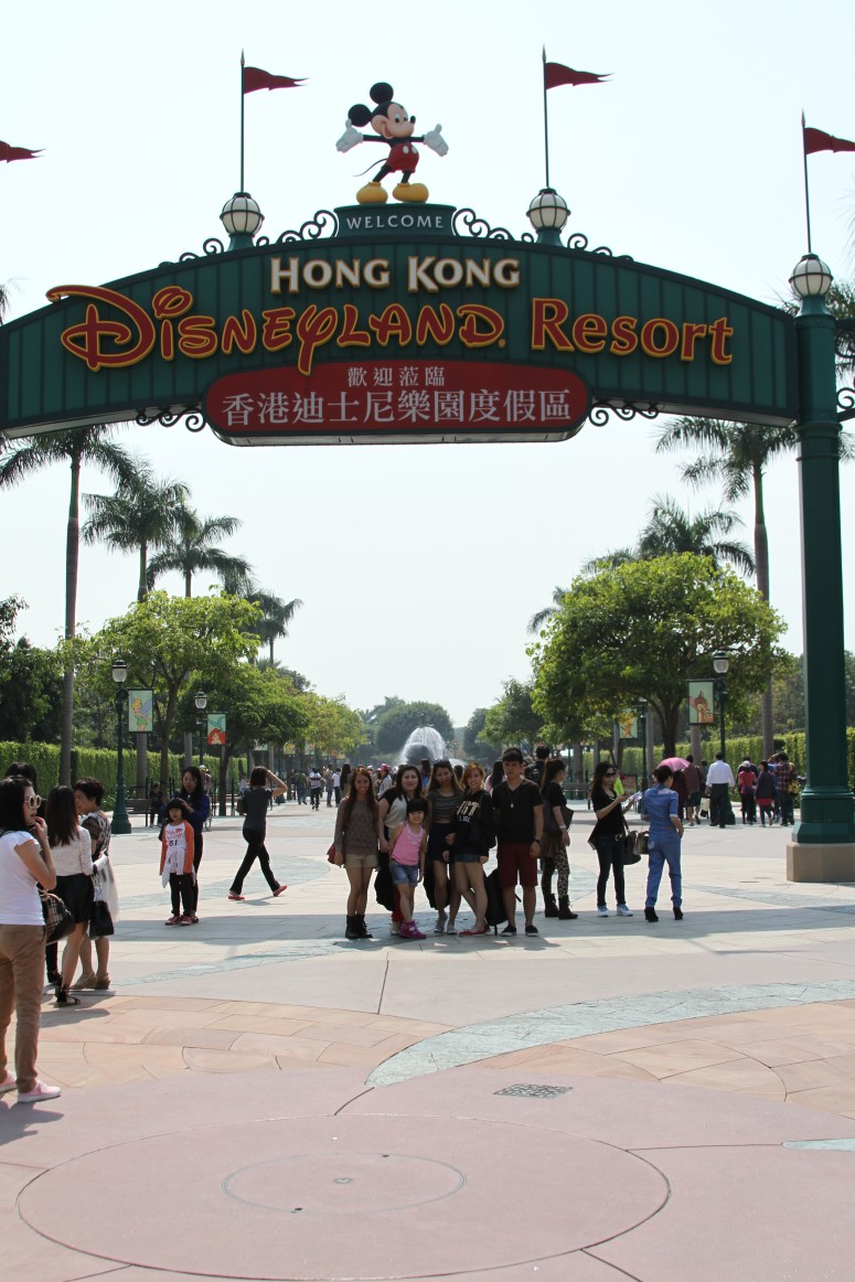9welcome to hong kong disneyland